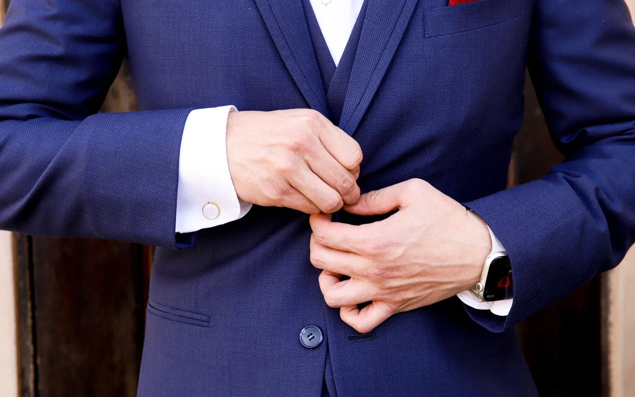 3 règles pour porter un costume sans cravate avec élégance