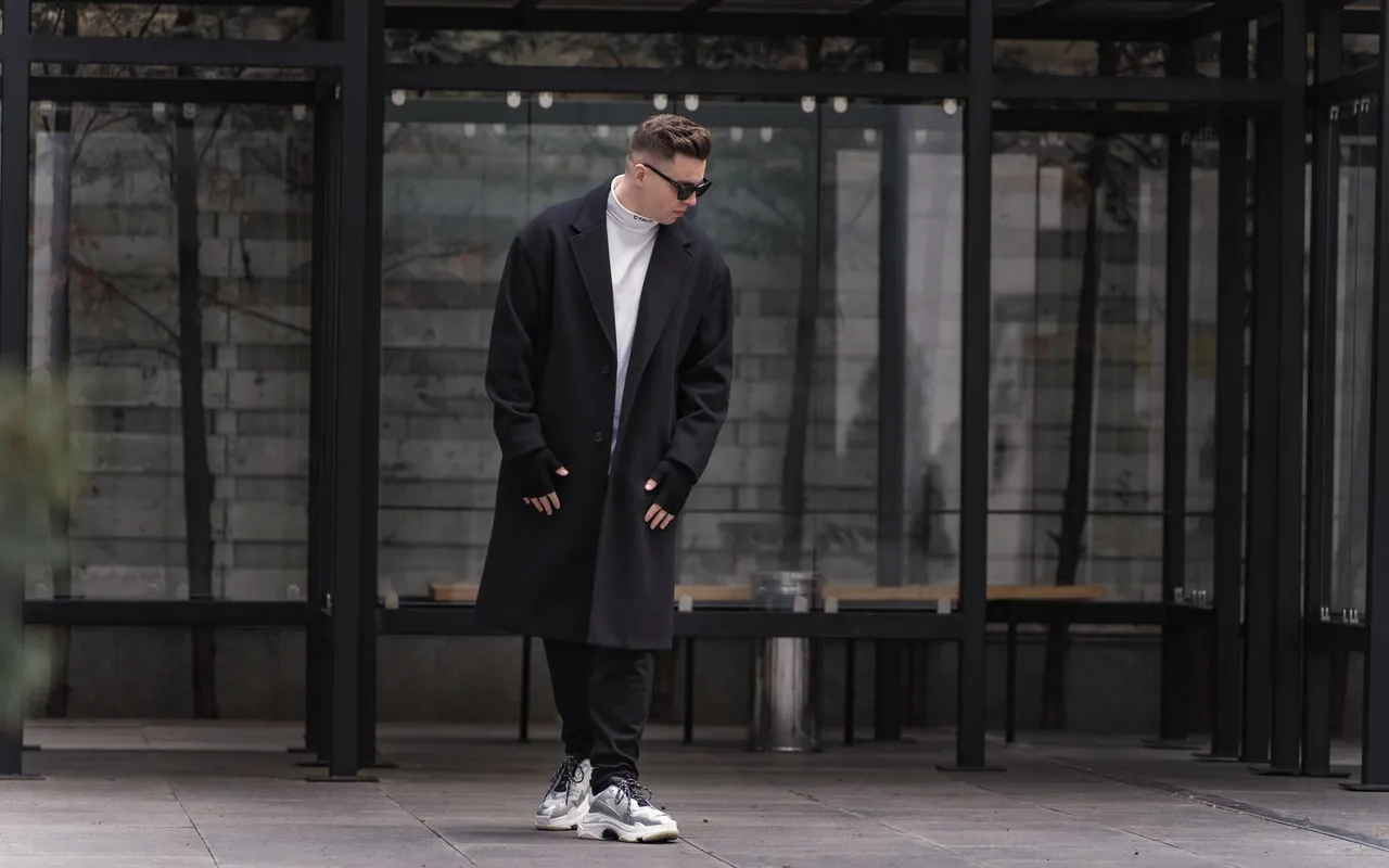 Quand un homme porte le style casual chic sans y penser, c'est que tout est juste